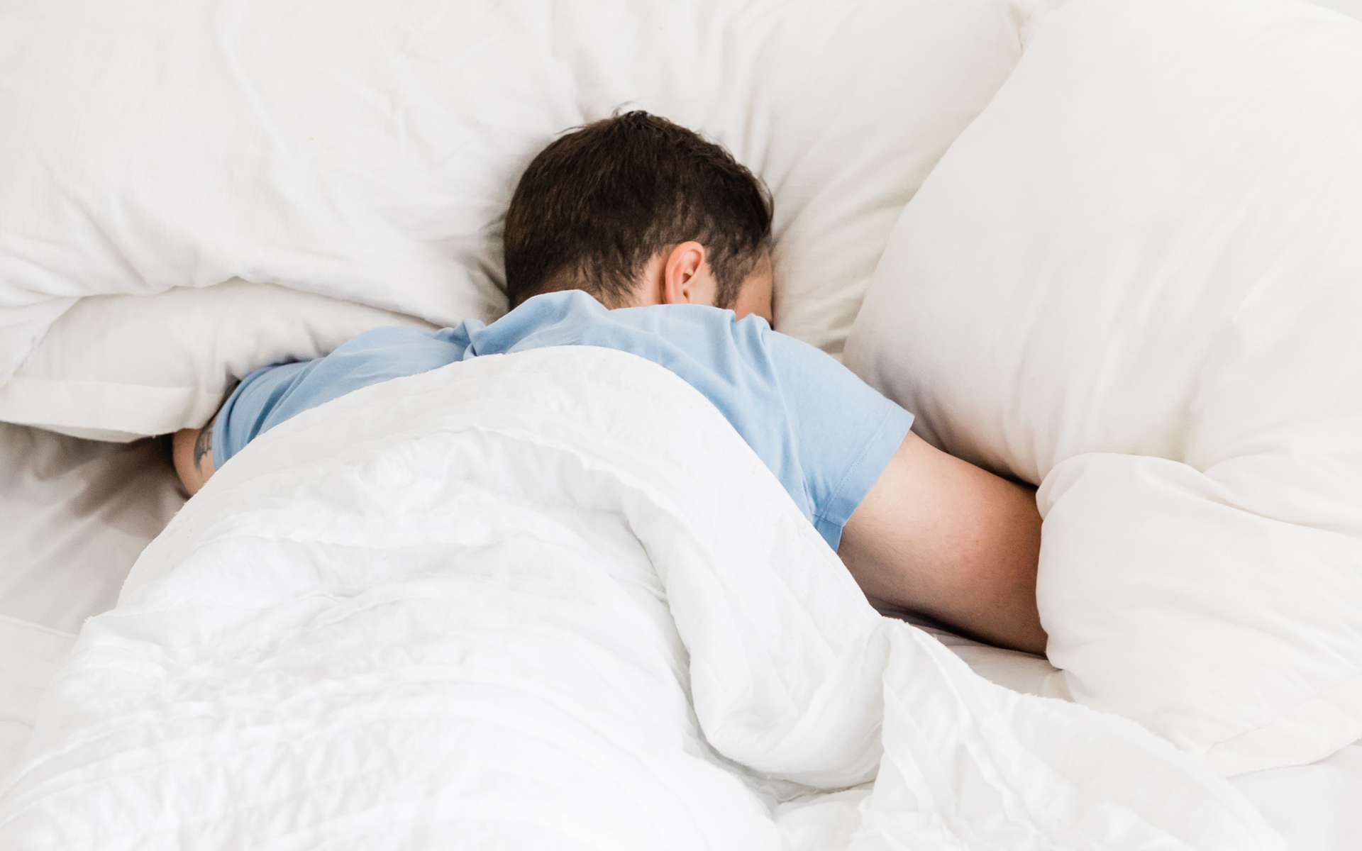 La position de sommeil idéale selon vos douleurs corporelles